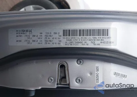 2017 Ram 1500 Slt 4X4 5'7 Box z USA, uszkodzony, nr VIN 1C6RR7LT2HS684942